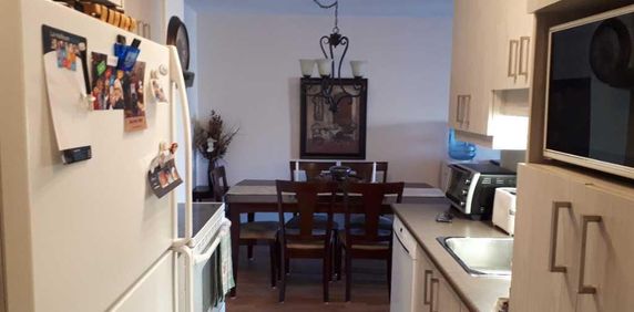 SUPERBE 4½ - ENTIÈREMENT RÉNOVÉ AU DERNIER ÉTAGE - 1445$/MOIS TOUT INCLUS, DISPONIBLE POUR JUILLET - Photo 2