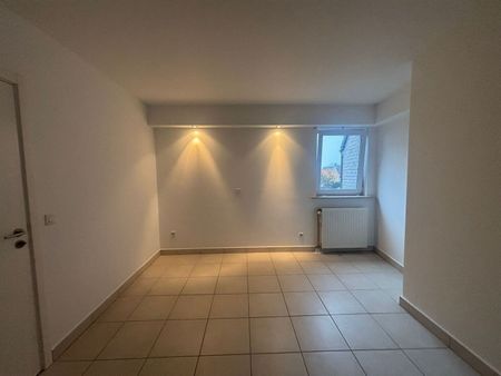 Duplex-appartement met extra zolderkamer + garagebox in het centrum! - Photo 2