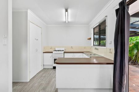 3 Bedroom house in quiet court Contact Julie Sykes 0438 050 110 - Photo 4