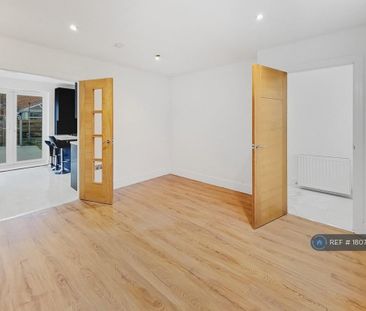 4 bedroom semi-detached house to rent - Photo 1