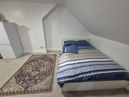 1 bedroom in a house share to rent - Photo 3