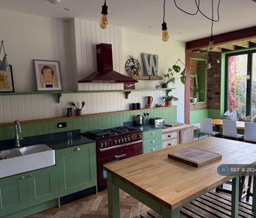 4 bedroom semi-detached house to rent - Photo 2