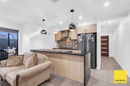 Spacious Bedroom, 2-Bathroom Home with Double Garage for Lease - Photo 5