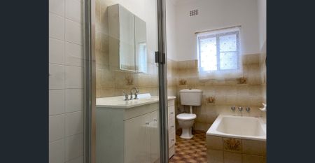 NEAT AS A PIN - WALK TO STATION AND SHOPS! - Photo 2