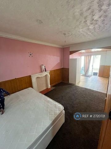 1 bedroom in a flat share to rent - Photo 4