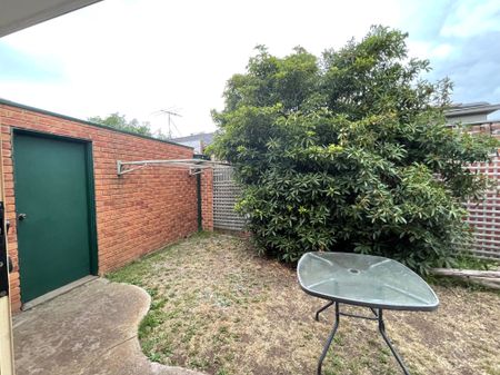 Low Maintenance 2 Bedroom Unit! - Photo 4