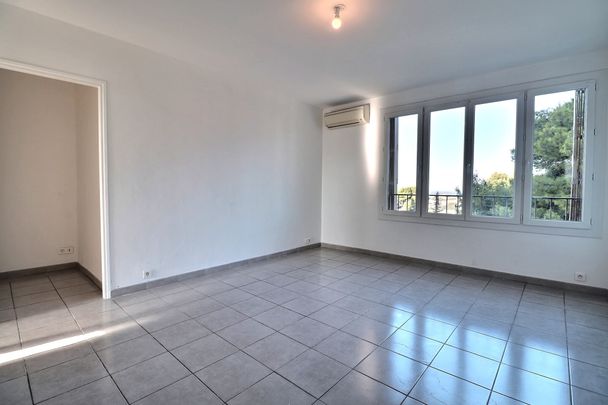 T3 AVEC VUE DEGAGEE SUR MER ET PLACE DE PARKING - Photo 1