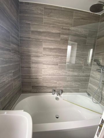 1 bedroom in a flat share to rent - Photo 5