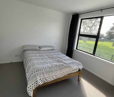 Room for rent in modern 4BR Townhouse in Te Atatu! - Photo 3