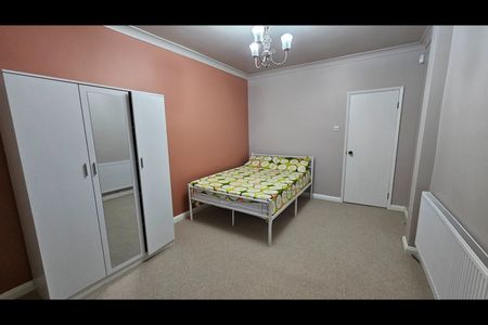 Room in a Shared House, Crownfield Avenue, IG2 - Photo 2