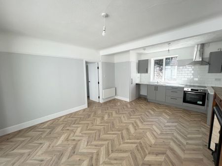 3 bedroom flat to rent - Photo 5