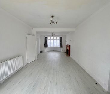 5 Bed End Terrace, Sandringham Road, IG11 - Photo 2