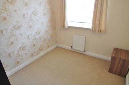 3 bed Town House - To Let - Photo 4