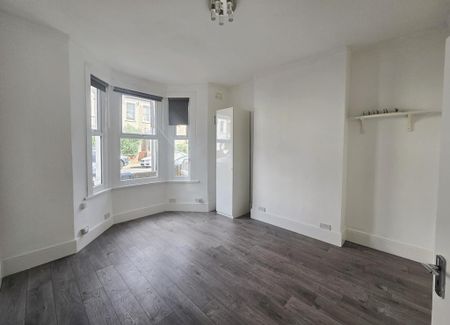3 bedroom flat to rent - Photo 3
