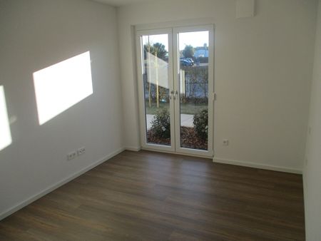 Moderne Erdgeschosswohnung mit Terrasse und Garten in zentraler Lage von Nienburg - Photo 2