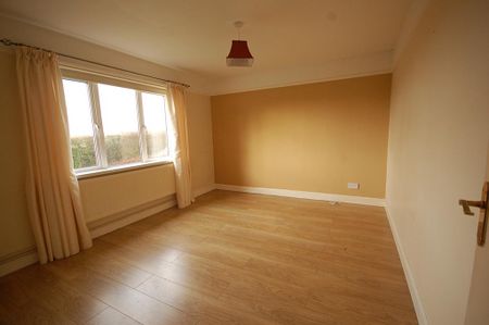 2 bedroom detached bungalow to rent - Photo 3