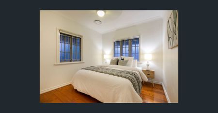 Charming Character Cottage with Modern Comfort in Prime Northgate Location - Photo 4