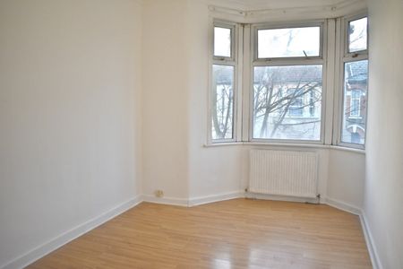 4 Bed Terraced House, Sixth Ave, E12 - Photo 4