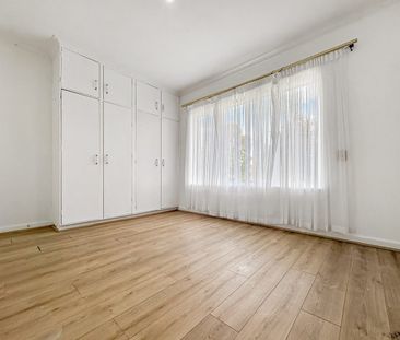 Spacious Family Home tucked away in a beautiful quiet street! - Photo 3