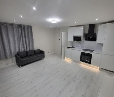 1 bedroom in a flat share to rent - Photo 3