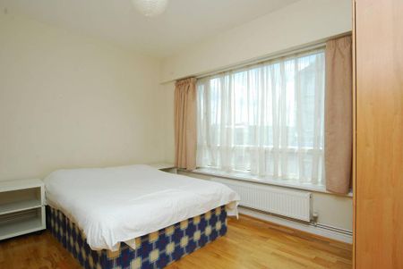 3 bedroom flat to rent - Photo 4