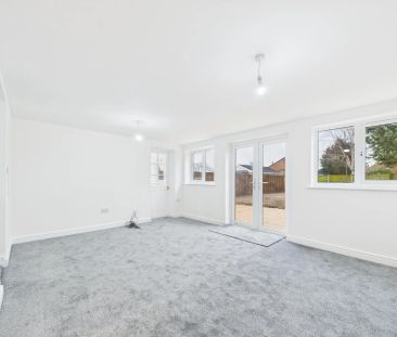 Stunning Fully Renovated Three-Bedroom Bungalow - Photo 4