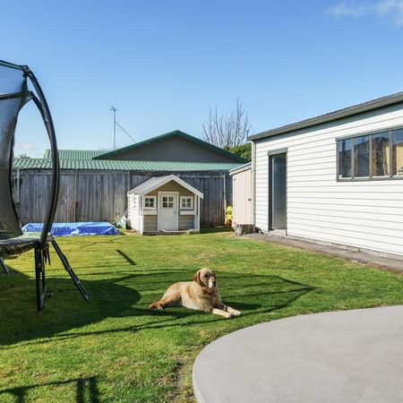 Welcome to this spacious and versatile 4-bedroom rental home. - Photo 2