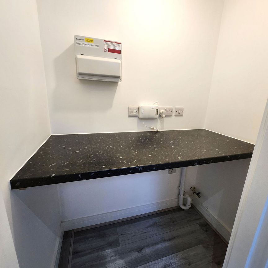 200 Stourbridge Road, Stourbridge, DY9 7BU - Photo 1