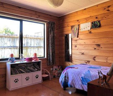 Sunny warm lockwood home in Pakuranga Heights - Photo 2