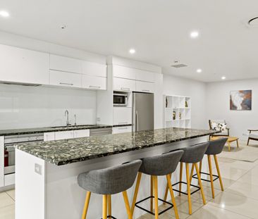 Luxury 3 Bedroom Living - Photo 1