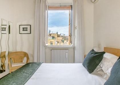 Spanish Steps .Charming two-room apartment with balcony and views over the rooftops of Rome . In residence with dayluy cleaning , A/C wifi , consierge. Rif #1948