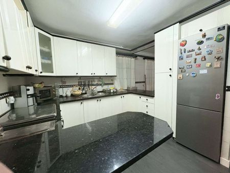 3 bedroom luxury Flat for rent in Seville, Spain - Photo 2