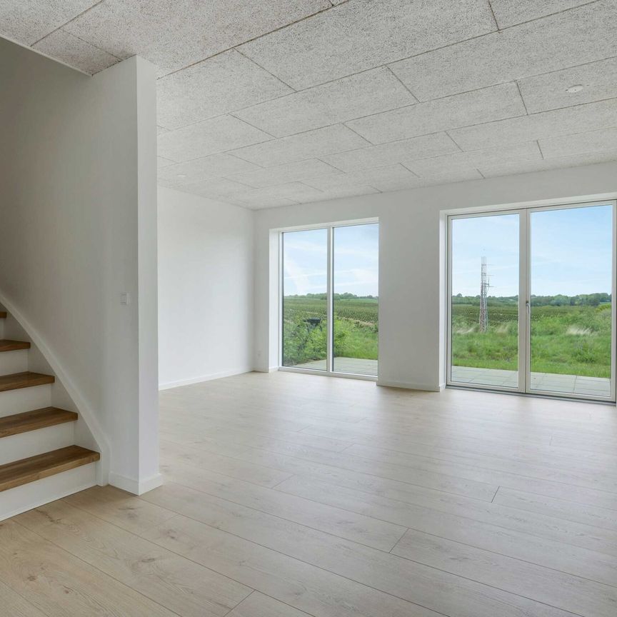 Stilrent rækkehus med god beliggenhed i Gødvad - Foto 1