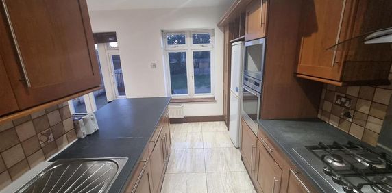 4 bedroom semi-detached house to rent - Photo 2