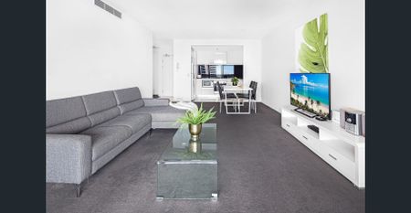 Spacious 1 bedroom, high floors + study with ocean view (48 hour application turn around time) - Photo 2