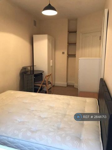 1 bedroom in a house share to rent - Photo 3