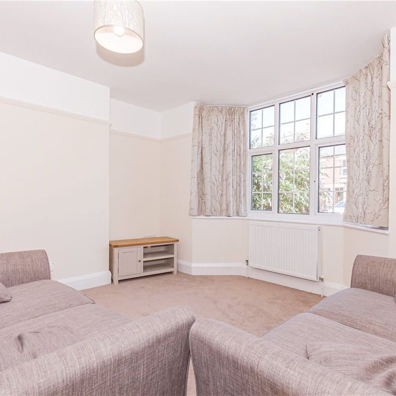 **Electricity included in rent** Three bedroom unfurnished house in desirable North Oxford side Road. - Photo 1