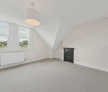 Two bedroom splits level apartment refurbished throughout. - Photo 6