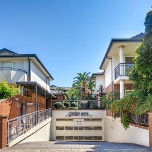 Centrally located Chic Townhouse - Photo 3