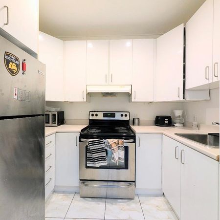 ** Large Furnished 2bed 2bath in a Gorgeous Building Downtown, Metro Atwater ** - Photo 4