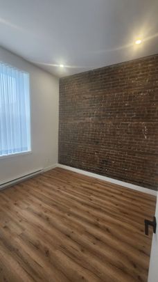 2013A rue Wellington - Beautiful 2-Bedroom Apartment for Rent - Photo 1