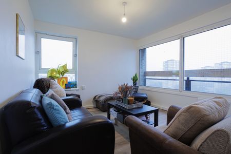 2 Bed Flat, Selworthy House, SW11 - Photo 2