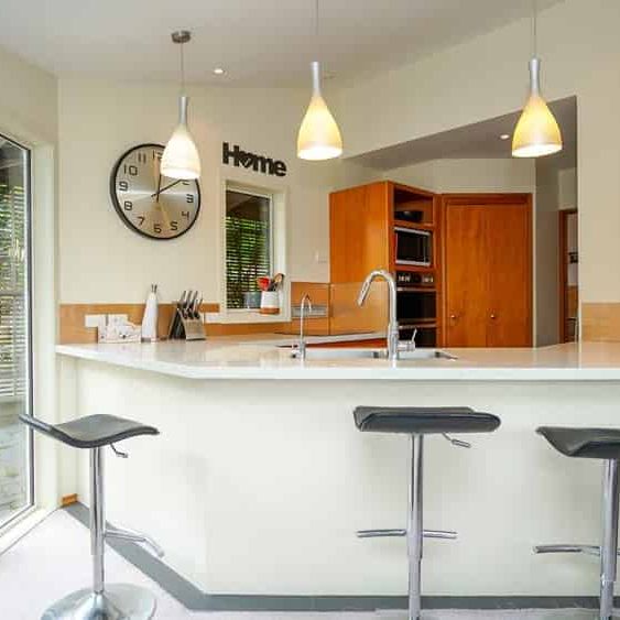 Fully Furnished!! Elevated with great light & views across City Scape. - Photo 1