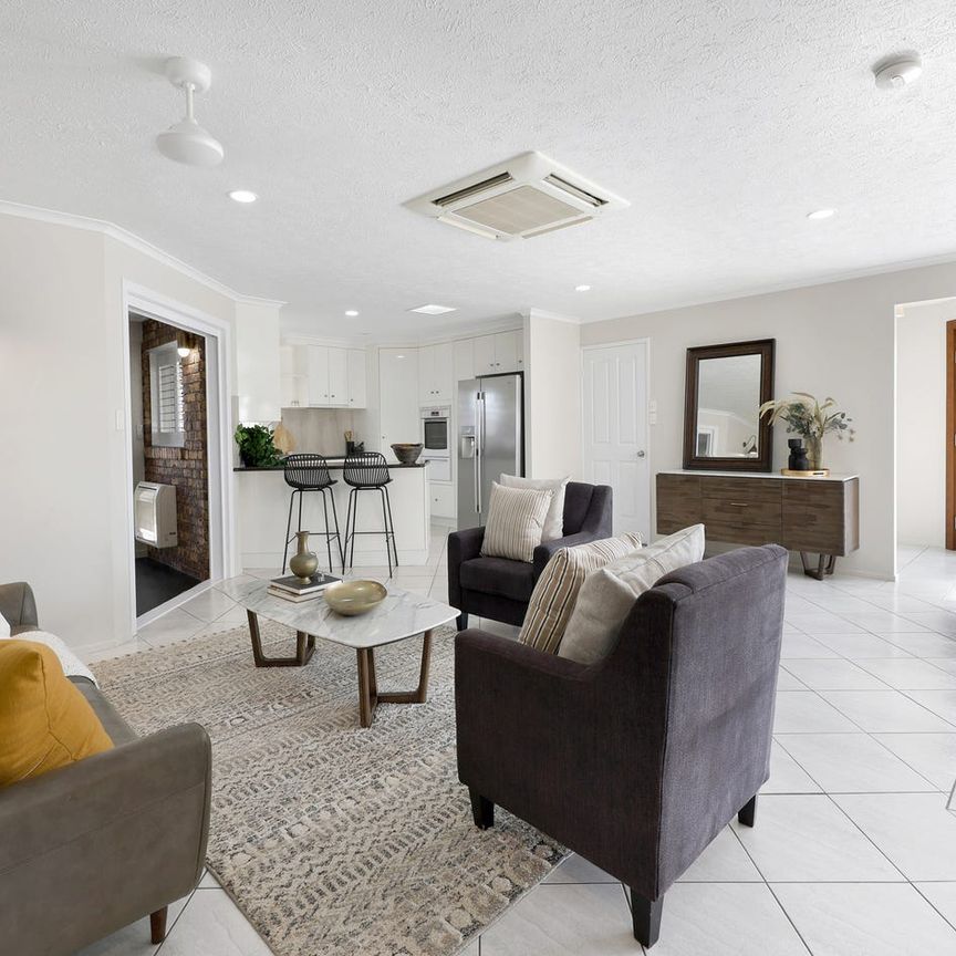 Glenella Entertainer: Pool, Deck & Plenty of Space - Photo 1