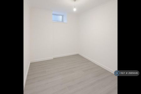 3 bedroom flat to rent - Photo 4