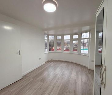 4 bedroom end of terrace house to rent - Photo 3