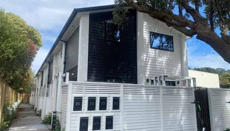 GORGEOUS ONE BEDROOM TOWNHOUSE IN SUPER LOCATION: - Photo 3