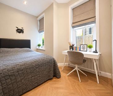 Beautifully Presented Two Bedroom Flat with Private Patio - Photo 3