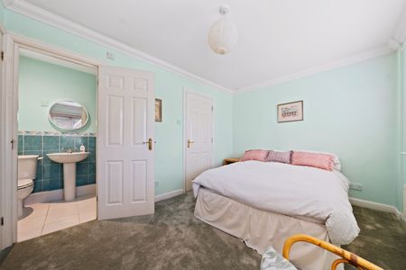 Sandpiper Road, Cheam, SM1 - Photo 2