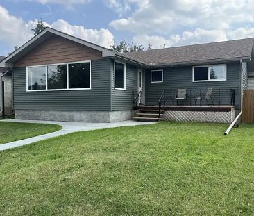 Beautifully renovated Main Floor in Mayfield | 15765 107A Avenue Northwest, Edmonton - Photo 1